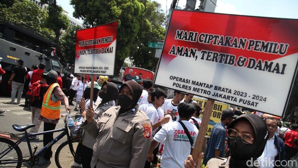 Operasi Mantap Brata, Polwan Sosialisasi Pemilu Damai Jadi Sasaran Foto