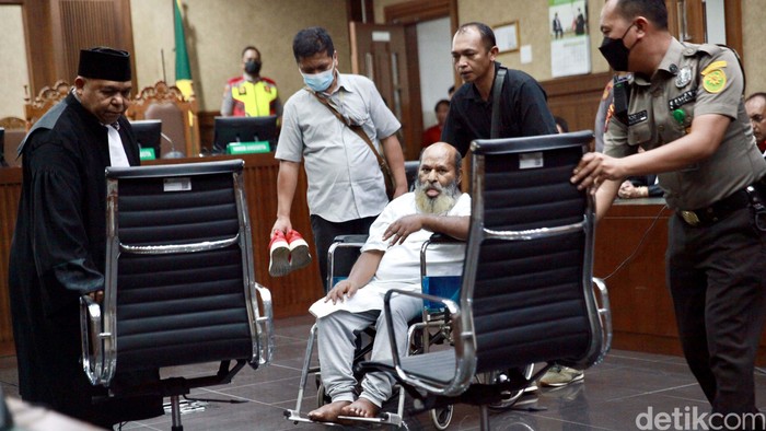 Mantan Gubernur Papua Lukas Enembe menjalani sidang vonis kasus suap dan gratifikasi senilai Rp 46,8 miliar hari ini. Lukas hadir dengan kursi roda.