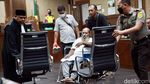 Pakai Kursi Roda, Lukas Enembe Jalani Sidang Vonis
