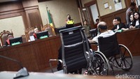 Dia mengenakan baju berwarna putih saat menghadiri sidang vonis.  