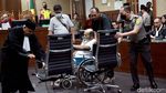 Pakai Kursi Roda, Lukas Enembe Jalani Sidang Vonis