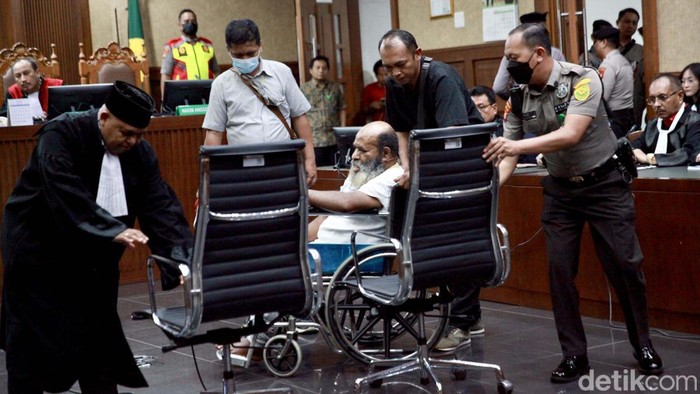 Mantan Gubernur Papua Lukas Enembe menjalani sidang vonis kasus suap dan gratifikasi senilai Rp 46,8 miliar hari ini. Lukas hadir dengan kursi roda.