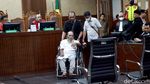 Pakai Kursi Roda, Lukas Enembe Jalani Sidang Vonis
