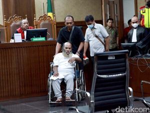 Lukas Enembe Lawan Vonis 8 Tahun di Kasus Suap dan Gratifikasi!