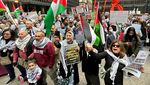 Para Perempuan Ini Turun ke Jalan di Chicago Dukung Palestina