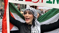 Massa membawa bendera, syal dan poster bertuliskan Palestina.  