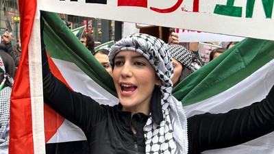 Para Perempuan Ini Turun ke Jalan di Chicago Dukung Palestina