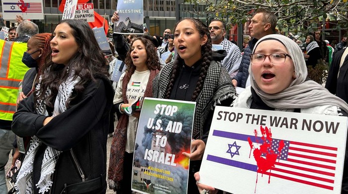 Para Wanita Ini Turun ke Jalan di Chicago Dukung Palestina People take part in a protest in support of Palestinians in Gaza as the conflict between Israel and Hamas continues, in Chicago, U.S., October 18, 2023. REUTERS/Eric Cox