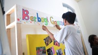 Adapun 40 titik tersebut nantinya tersebar di Jakarta Pusat, Jakarta Selatan, Jakarta Timur, Jakarta Barat, Jakarta Utara, Bekasi, Tangerang, Bogor, dan Kepulauan Seribu. Seperti di Kemendikbudristek, Galeri Nasional, Museum Kebangkitan Nasional, MBloc, PFN, Taman Suropati, Kampung Kali Pasir, Kelurahan Paseban, Kelurahan Galur, Pintu 6 Gelora Bung Karno, Taman Ismail Marzuki, Rubanah, Bundaran HI, Stasiun BNI City, Stasiun Palmerah, Gudskul, Pasar Cipulir, Kel. Ulujami, Blok M Square, Ateliar Ceremai, BKT Duren Sawit, Kongsi 8, Sanggar Anak Akar, Madrasah Ibtidaiyah Negeri (MIN) 10, SMPN 195, Taman Mini Indonesia Indah, Kelurahan Penjaringan, Stasiun Tanjung Priok, Kampung Kranggan Bekasi, Grand Galaxy Park Bekasi, UIN Syarif Hidayatullah Tangerang, Stasiun Bogor, Taman Ekspresi Bogor, Alun-Alun Kota Bogor, dan Kelurahan Pulau Pramuka Kepulauan Seribu.(Foto: Dokumentasi Kemendikbud)