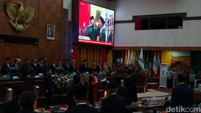 Pelantikan Zulfadli sebagai Ketua DPR Aceh