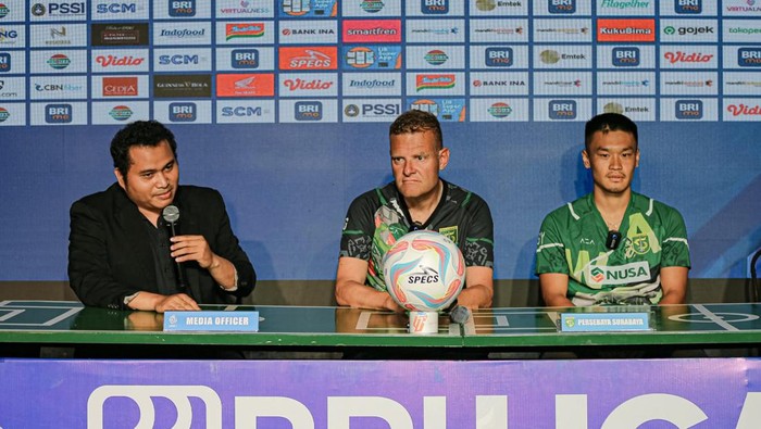 Pelatih Persebaya Josep Gombau