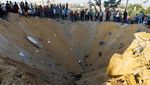 Penampakan Kawah Bekas Hantaman Rudal Israel di Gaza
