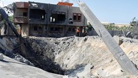  Selain meninggalkan jejak berupa kawah, serangan rudal itu juga merusak sejumlah bangunan di Khan Younis, Jalur Gaza.  