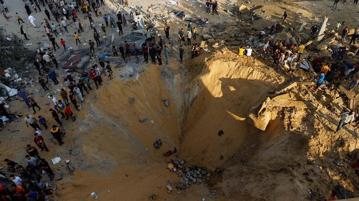 Serangan militer Israel ke Jalur Gaza terus berlanjut. Selain kerusakan, serangan itu juga meninggalkan jejak berupa kawah bekas hantaman rudal.