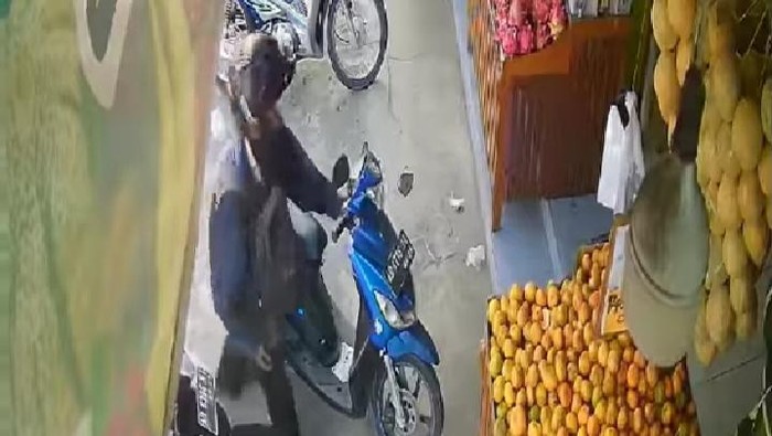 Tangkapan layar saat pencuri sikat ponsel di motor.