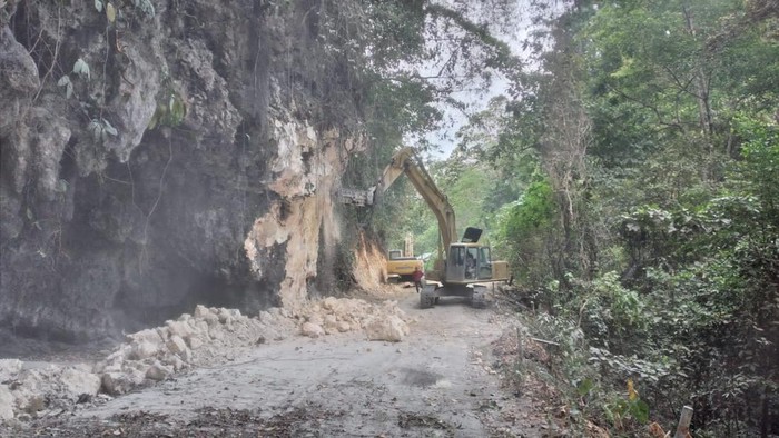 Pengerjaan jalan di Sumpang Labbu, Bone, Sulsel.