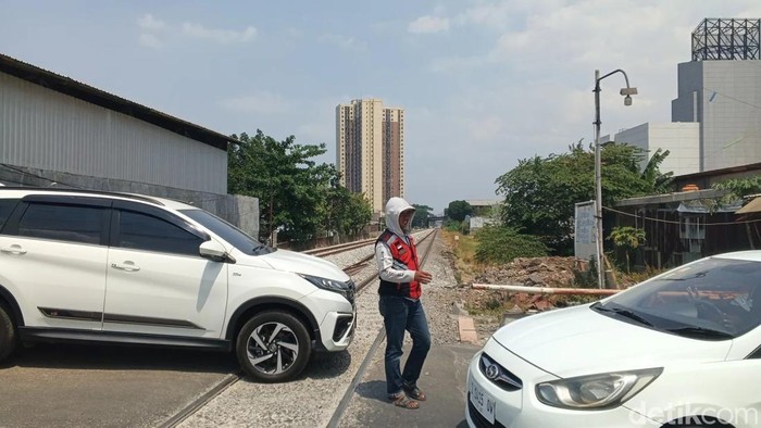 Penjaga palang pintu kereta di Cisaranten Kulon