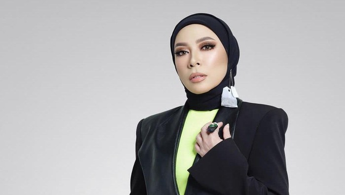 Penyanyi Melly Goeslaw berdonasi baju dan penjualannya 100% donasi untuk Palestina.