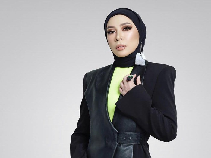 Penyanyi Melly Goeslaw berdonasi baju dan penjualannya 100% donasi untuk Palestina.