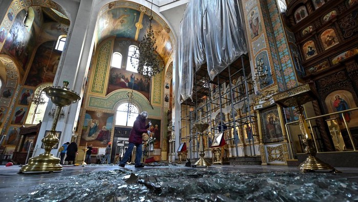 Perang Rusia-Ukraina Masih Berkecamuk, Katedral-Permukiman Dirudal A woman removes debris inside a cathedral damaged by a Russian missile strike, amid Russia's attack on Ukraine, in Zaporizhzhia, Ukraine October 18, 2023. REUTERS/Stringer TPX IMAGES OF THE DAY