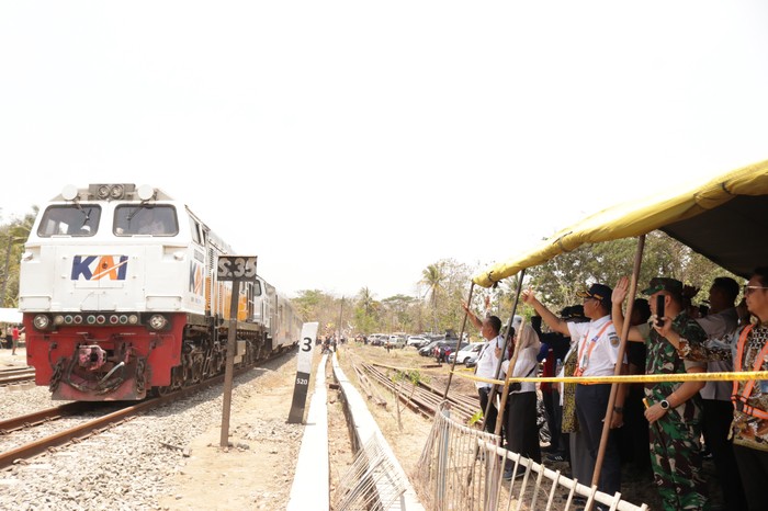 PT KAI (Persero) menyatakan perjalanan kereta api berangsur normal pagi ini usia kecelakaan kereta yang melibatkan kereta Argo Semeru dan Argo Wilis. Mulai lancarnya operasional kereta api ini lantaran proses evakuasi dan perbaikan di kedua jalur antara Stasiun Sentolo-Stasiun Wates telah selesai sejak Rabu malam (18/10) pukul 23:25 WIB.