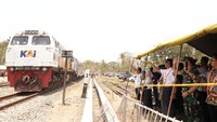 Mulai lancarnya operasional kereta api ini lantaran proses evakuasi dan perbaikan di kedua jalur antara Stasiun Sentolo-Stasiun Wates telah selesai sejak Rabu malam (18/10) pukul 23.25 WIB. Foto: Dok. KAI