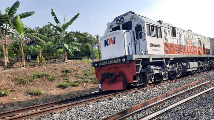PT KAI (Persero) menyatakan perjalanan kereta api berangsur normal pagi ini usia kecelakaan kereta yang melibatkan kereta Argo Semeru dan Argo Wilis. Mulai lancarnya operasional kereta api ini lantaran proses evakuasi dan perbaikan di kedua jalur antara Stasiun Sentolo-Stasiun Wates telah selesai sejak Rabu malam (18/10) pukul 23:25 WIB.