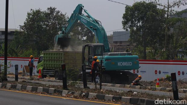 Persiapan pembangunan tol Jogja-Solo, pekerja melakukan pembongkaran trotoar dan persiapan pembongkaran separator jalan Ring Road Utara, Trihanggo, Kapanewon Gamping, Sleman, Kamis (19/10/2023).