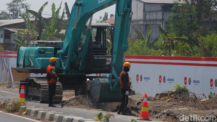 Persiapan pembangunan tol Jogja-Solo, pekerja melakukan pembongkaran trotoar dan persiapan pembongkaran separator jalan Ring Road Utara, Trihanggo, Kapanewon Gamping, Sleman, Kamis (19/10/2023).