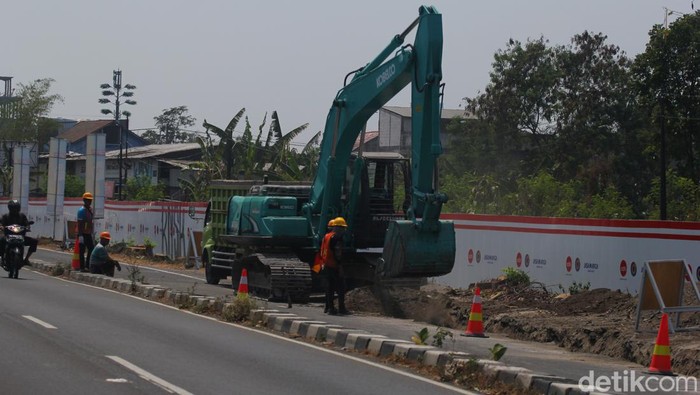 Persiapan pembangunan tol Jogja-Solo, pekerja melakukan pembongkaran trotoar dan persiapan pembongkaran separator jalan Ring Road Utara, Trihanggo, Kapanewon Gamping, Sleman, Kamis (19/10/2023).