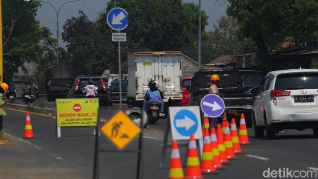 Persiapan pembangunan tol Jogja-Solo, pekerja melakukan pembongkaran trotoar dan persiapan pembongkaran separator jalan Ring Road Utara, Trihanggo, Kapanewon Gamping, Sleman, Kamis (19/10/2023).