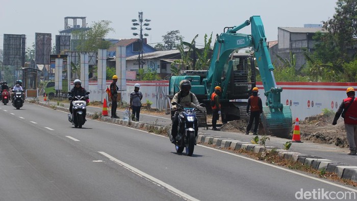 Persiapan pembangunan tol Jogja-Solo, pekerja melakukan pembongkaran trotoar dan persiapan pembongkaran separator jalan Ring Road Utara, Trihanggo, Kapanewon Gamping, Sleman, Kamis (19/10/2023).