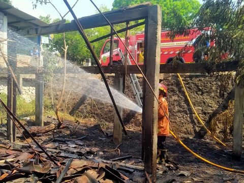 Petugas Damkarmat BPBD Bantul memadamkan api yang membakar rumpun bambu dan gubuk di pinggir Ring Road Selatan, Kalurahan Tirtonirmolo, Kasihan, Kabupaten Bantul, Kamis (19/10/2023) siang.