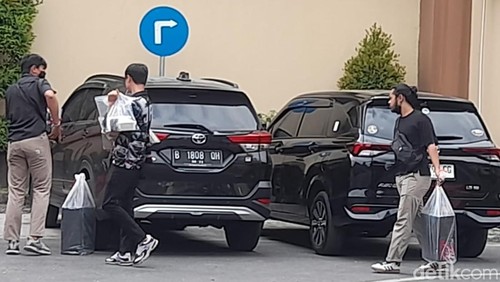 Petugas mengamankan beberapa barang bukti milik dua terduga teroris di Polda NTB, Kamis (19/10/2023). Foto: Ahmad Viqi/detikBali