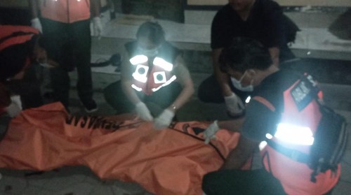 Petugas mengevakuasi jenazah perempuan asal Bandung yang nekat bunuh diri di RM Prambanan, Denpasar, Bali. (Dok. Polresta Denpasar)