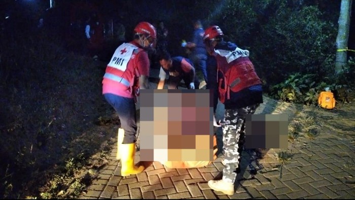 Petugas saat mengevakuasi jenazah Kusaini yang tewas dibunuh Samidi di Malang