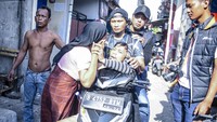 Polisi juga mengamankan barang bukti berupa sajam dan narkoba jenis sabu serta alat hisap (bong).   