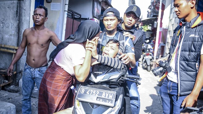 Polisi Amankan 15 Terduga Pelaku Narkoba dan Tawuran di Cilincing Petugas Kepolisian Polres Jakarta Utara mengamankan warga diduga pelaku pengedaran narkoba dan tawuran warga saat melakukan penggerebekan di Kelurahan Kalibaru, Cilincing, Jakarta, Kamis (19/10/2023). Dalam penggerebekan tersebut petugas berhasil mengamankan 15 terduga tersangka pelaku pengedaran narkoba dan tawuran warga dengan barang bukti berupa sajam dan narkoba jenis sabu serta alat hisap (bong). ANTARA FOTO/Muhammad Adimaja