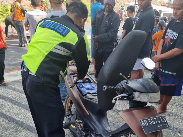 Polisi memeriksa motor korban kecelakaan di Jalan Letjen Sutoyo, Kelurahan Mojosongo, Kecamaran Jebres, Kota Solo, Kamis (19/10/2023) siang.