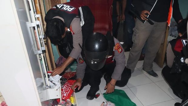 Polisi menggerebek Gang Macan, Jakut. Belasan remaja pelaku tawuran hingga pemakai narkoba diamankan polisi.
