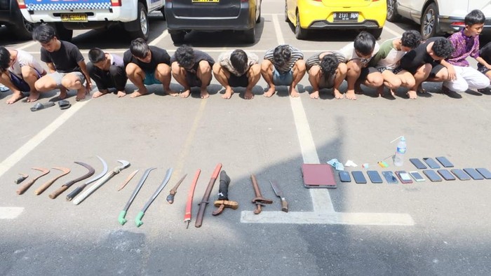 Polisi menggerebek Gang Macan, Jakut. Belasan remaja pelaku tawuran hingga pemakai narkoba diamankan polisi.