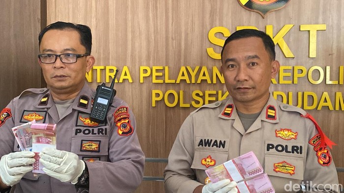 Polisi menunjukkan uang palsu atau uang mainan pecahan Rp100 ribu
