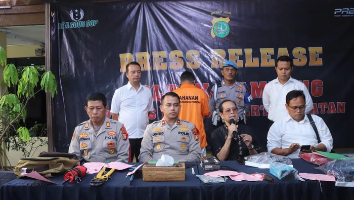 Polsek Mampang Prapatan menangkap pencuri kotak amal yang sudah beraksi di 6 masjid di wilayah Jakarta Selatan.