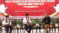Keduanya langsung masuk ke dalam ruang transit VIP dan melakukan pengisian buku pendaftaran. Kedatangan Anies dan Cak Imin disambut oleh Sekretaris Jenderal KPU RI, Bernard Dermawan.  