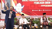 Anies-Cak Imin diantar para ketua umum partai politik pendukungnya dalam pendaftaran hari ini. Salah satunya Ketua Umum Partai Nasdem, Surya Paloh.  