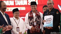 Hasyim tampak menerima dokumen persyaratan tersebut. Sesi pendaftaran ini ditutup dengan foto bersama.  