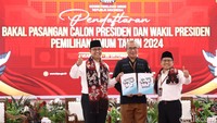 Anies dan Cak Imin pun kemudian memasuki ruangan pendaftaran. Mereka kemudian menyerahkan dokumen pendaftaran syarat capres cawapres kepada Ketua KPU RI Hasyim Asyari dan anggota KPU RI lainnya.  
