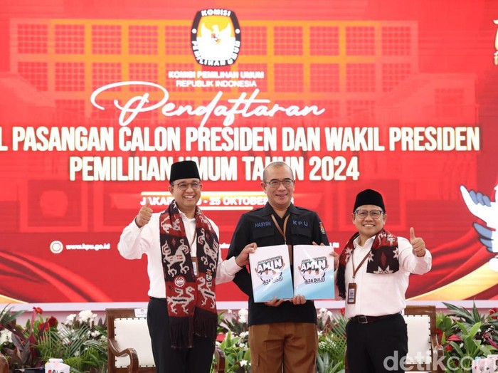 Bakal calon Presiden Anies Baswedan bersama bakal calon Wakil Presiden Muhaimin Iskandar saat melakukan pendaftaran bakal pasangan calon presiden dan wakil presiden pemilihan umum 2024 di Gedung KPU, Jakarta, Kamis (19/10/2023).