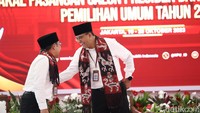 Pantauan detikcom, Anies dan Cak Imin tiba di KPU, Jakarta, sekira pukul 09.58 WIB, Kamis (19/10/2023).   