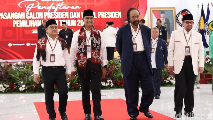 Potret Anies-Cak Imin Jadi Paslon Pertama yang Daftar ke KPU Bakal calon Presiden Anies Baswedan bersama bakal calon Wakil Presiden Muhaimin Iskandar saat melakukan pendaftaran bakal pasangan calon presiden dan wakil presiden pemilihan umum 2024 di Gedung KPU, Jakarta, Kamis (19/10/2023).